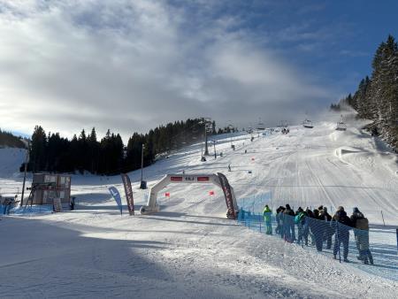 Smučarje in smučarji so se udeležili regijskega tekmovanja na Rogli  (5)